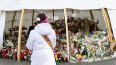 La catasta di fiori fuori dal locale di Crans Montana - Ansa © www.giornaledibrescia.it