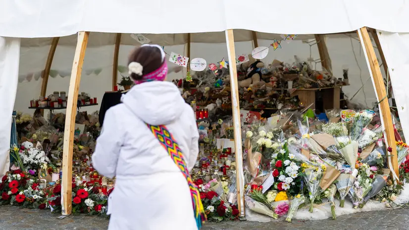 La catasta di fiori fuori dal locale di Crans Montana - Ansa © www.giornaledibrescia.it