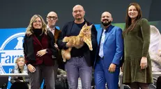 Al centro Abarth, in braccio a Stefano Tomasoni - Foto Ansa © www.giornaledibrescia.it