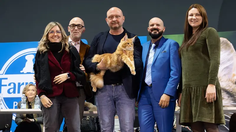 Al centro Abarth, in braccio a Stefano Tomasoni - Foto Ansa © www.giornaledibrescia.it