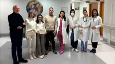 La consegna dei fondi raccolti all'Oncologia della Poliambulanza - © www.giornaledibrescia.it