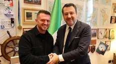 Matteo Salvini insieme a Tommy Robinson - Foto Ansa © www.giornaledibrescia.it