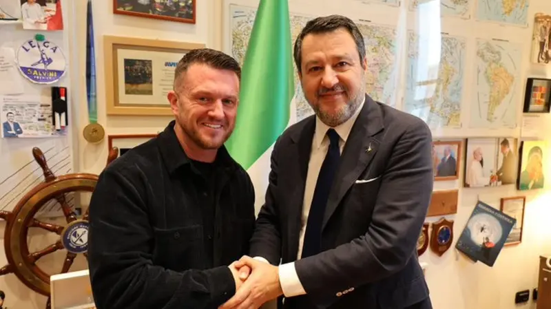 Matteo Salvini insieme a Tommy Robinson - Foto Ansa © www.giornaledibrescia.it