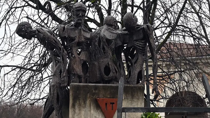 Il monumento del deportato in piazzale Cremona - © www.giornaledibrescia.it