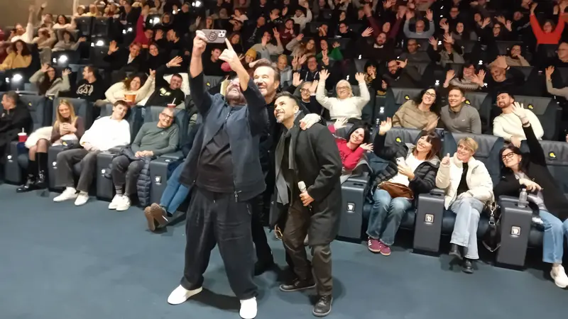 Il selfie con il pubblico di De Sica e Lillo - © www.giornaledibrescia.it
