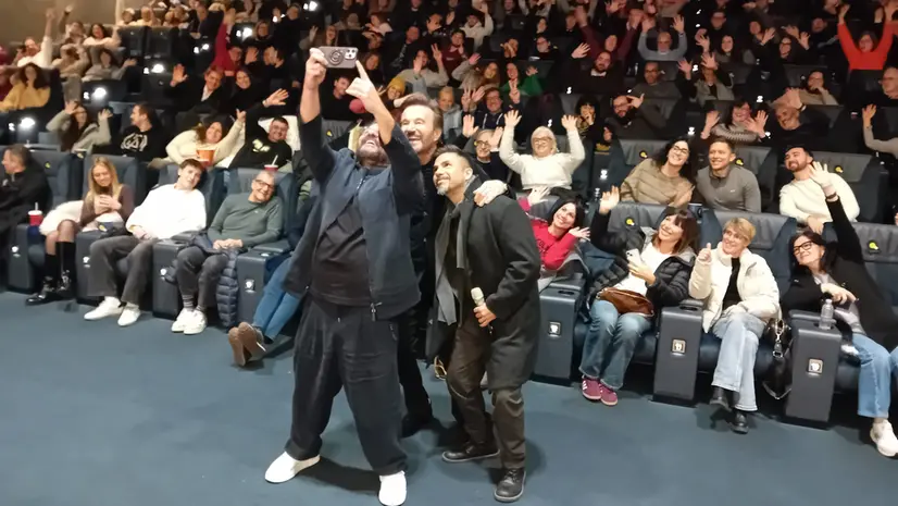 Il selfie con il pubblico di De Sica e Lillo - © www.giornaledibrescia.it