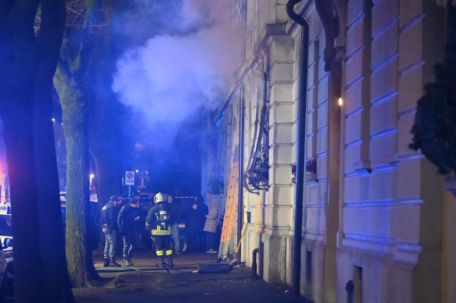 L'incendio in via Monte Nero
