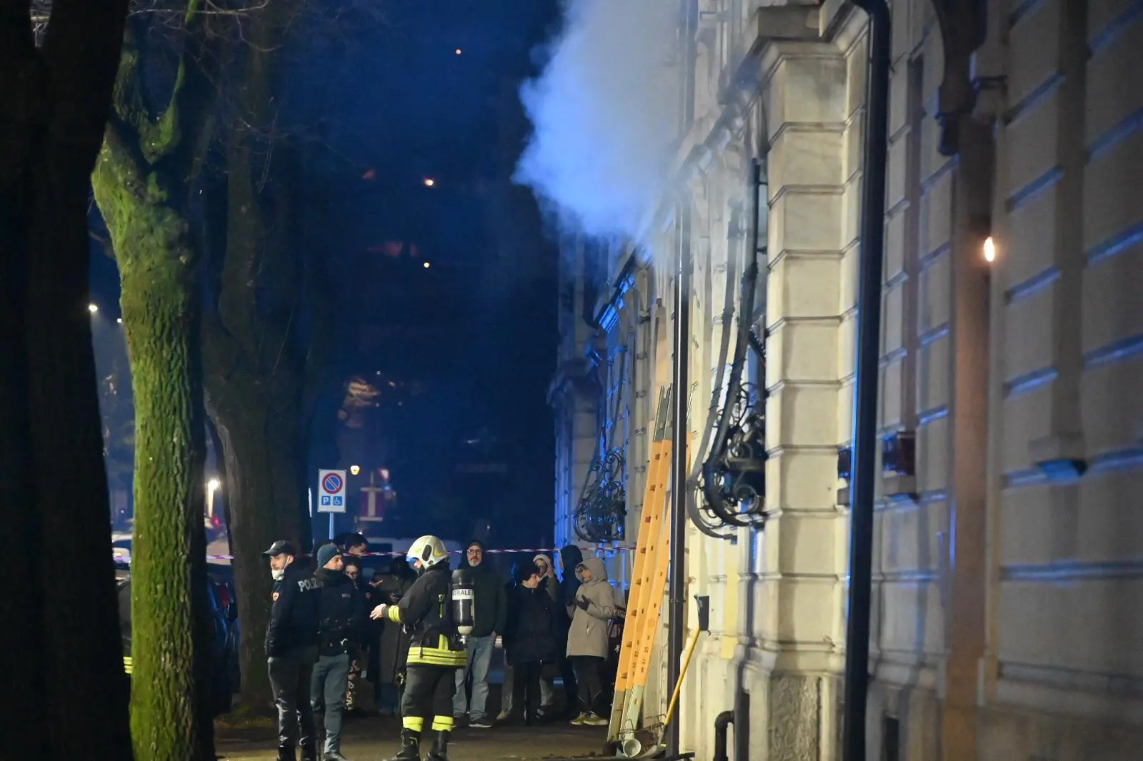 L'incendio in via Monte Nero