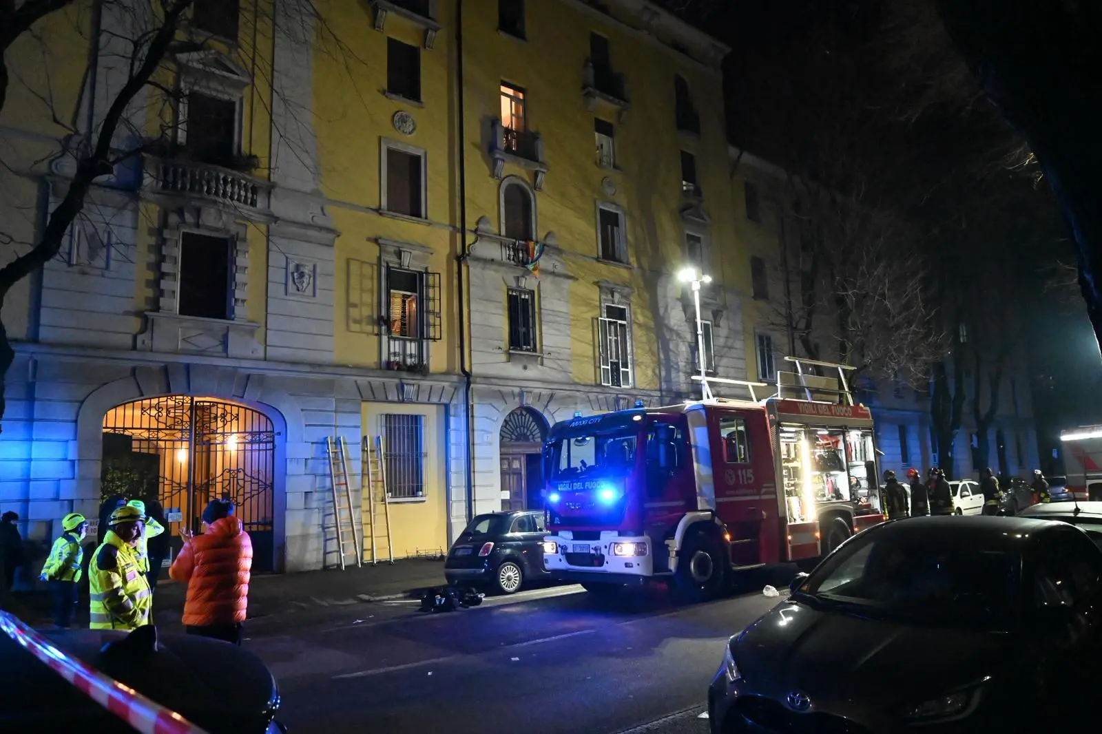 L'incendio in via Monte Nero