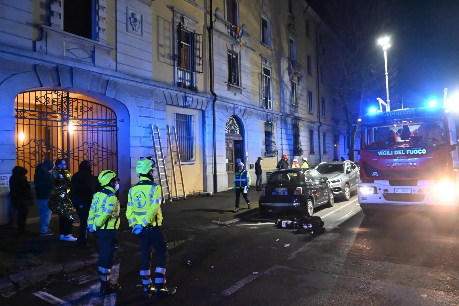 L'incendio in via Monte Nero