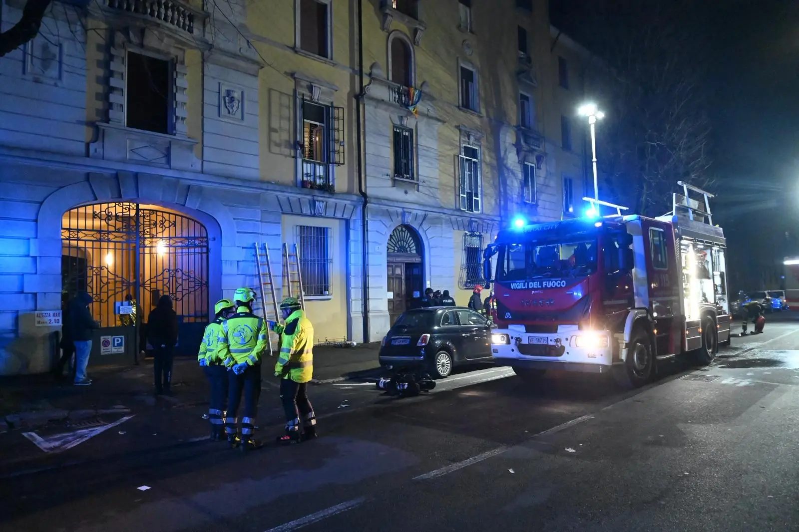 L'incendio in via Monte Nero