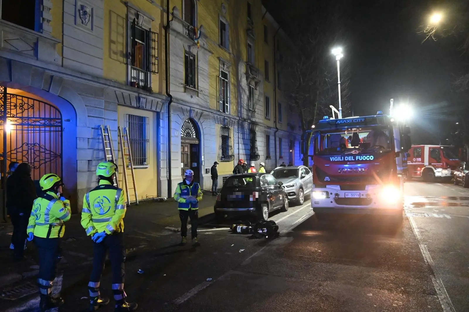 L'incendio in via Monte Nero