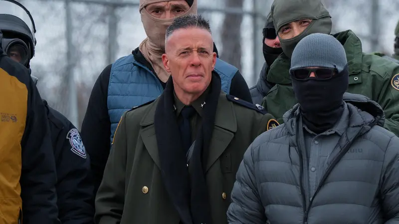 Greg Bovino durante le proteste anti-Ice in Minnesota - Foto Ansa © www.giornaledibrescia.it