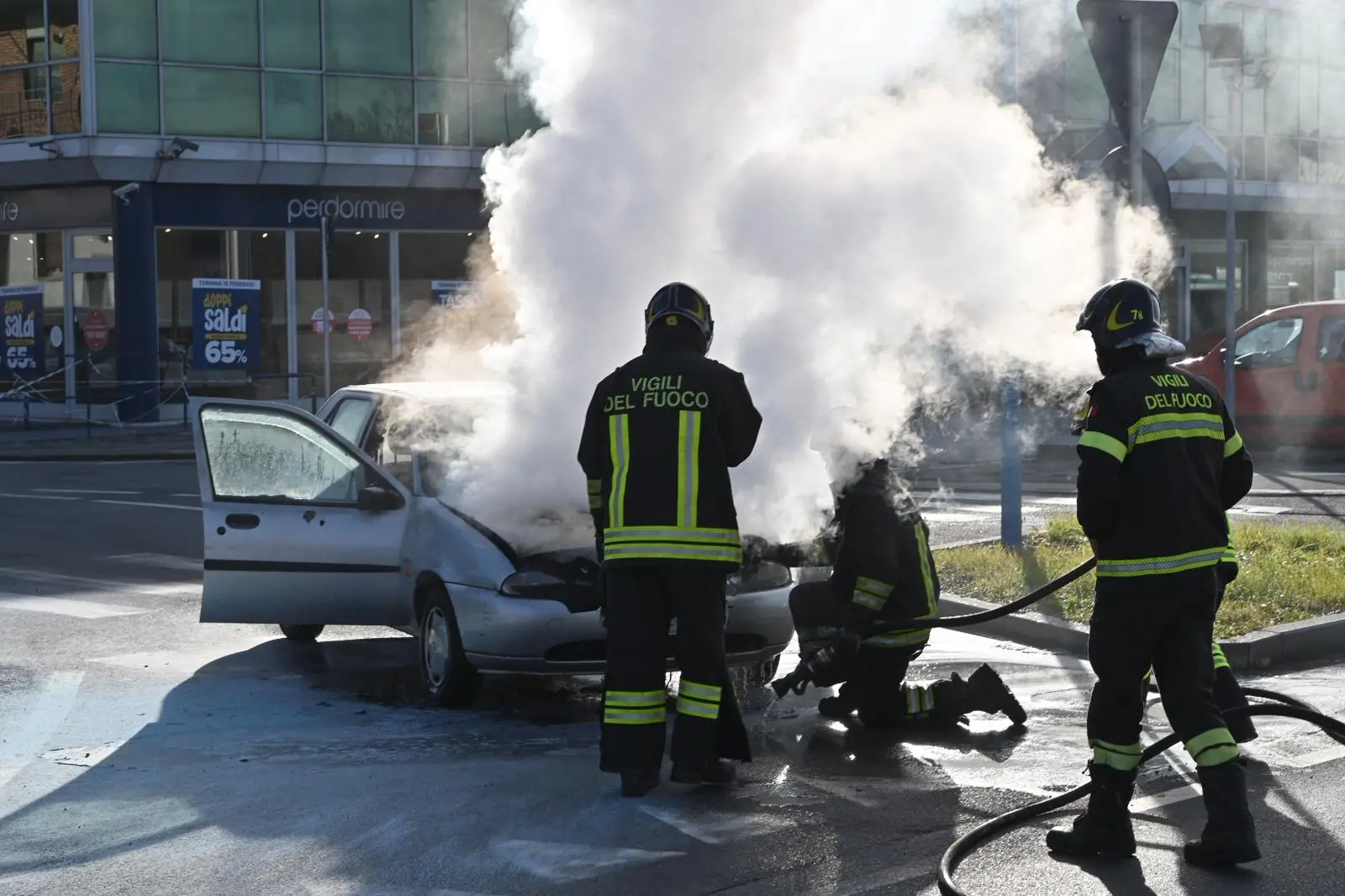 L'auto in fiamme in via Triumplina