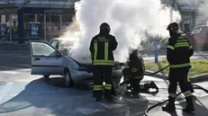 L'auto in fiamme in via Triumplina
