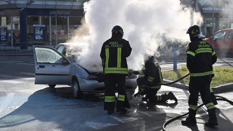 L'auto in fiamme in via Triumplina