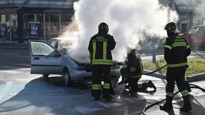 L'auto in fiamme in via Triumplina