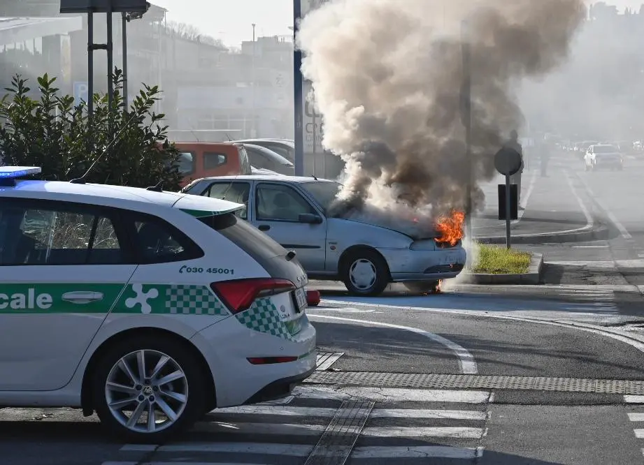 L'auto in fiamme in via Triumplina