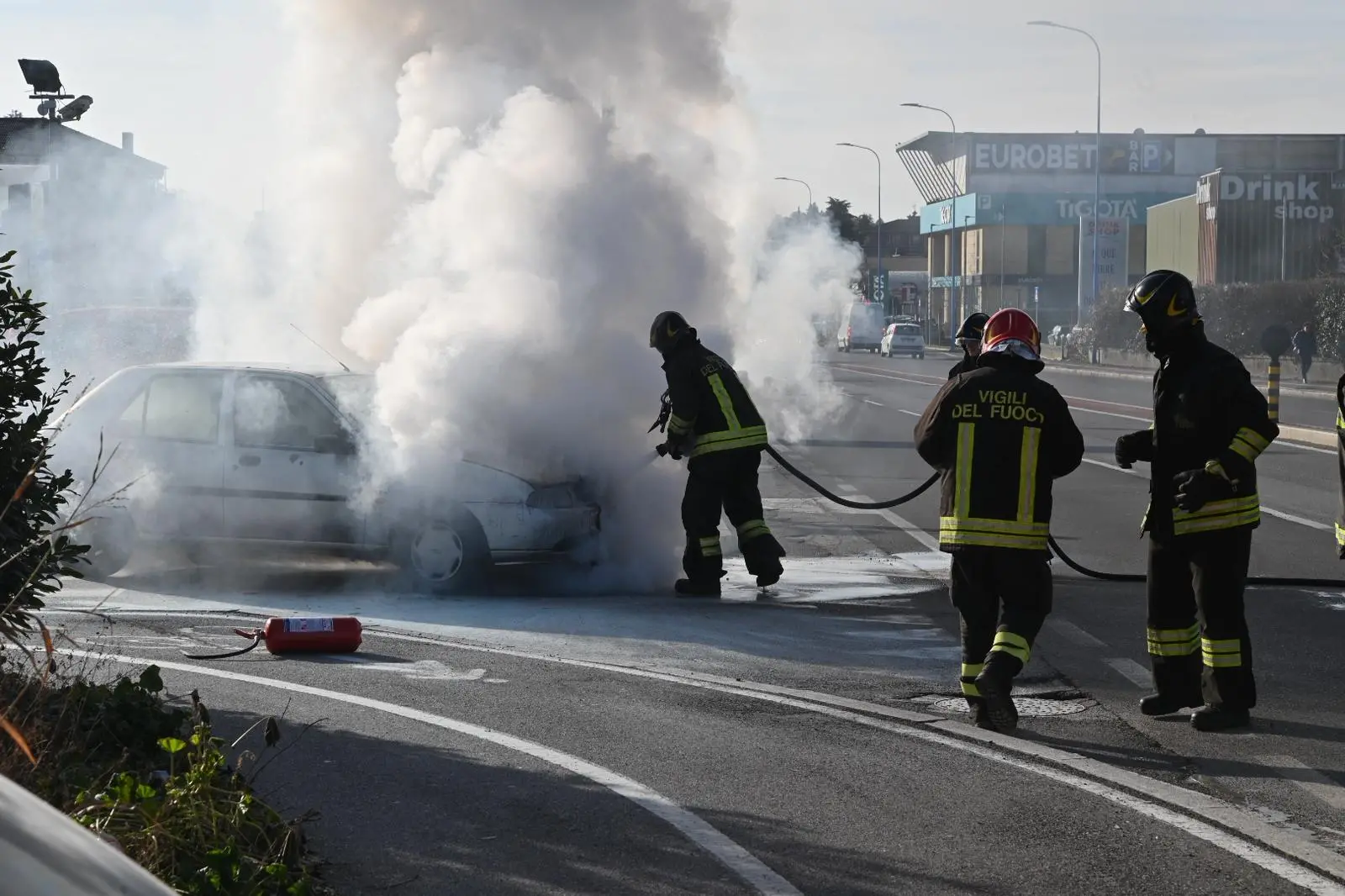 L'auto in fiamme in via Triumplina