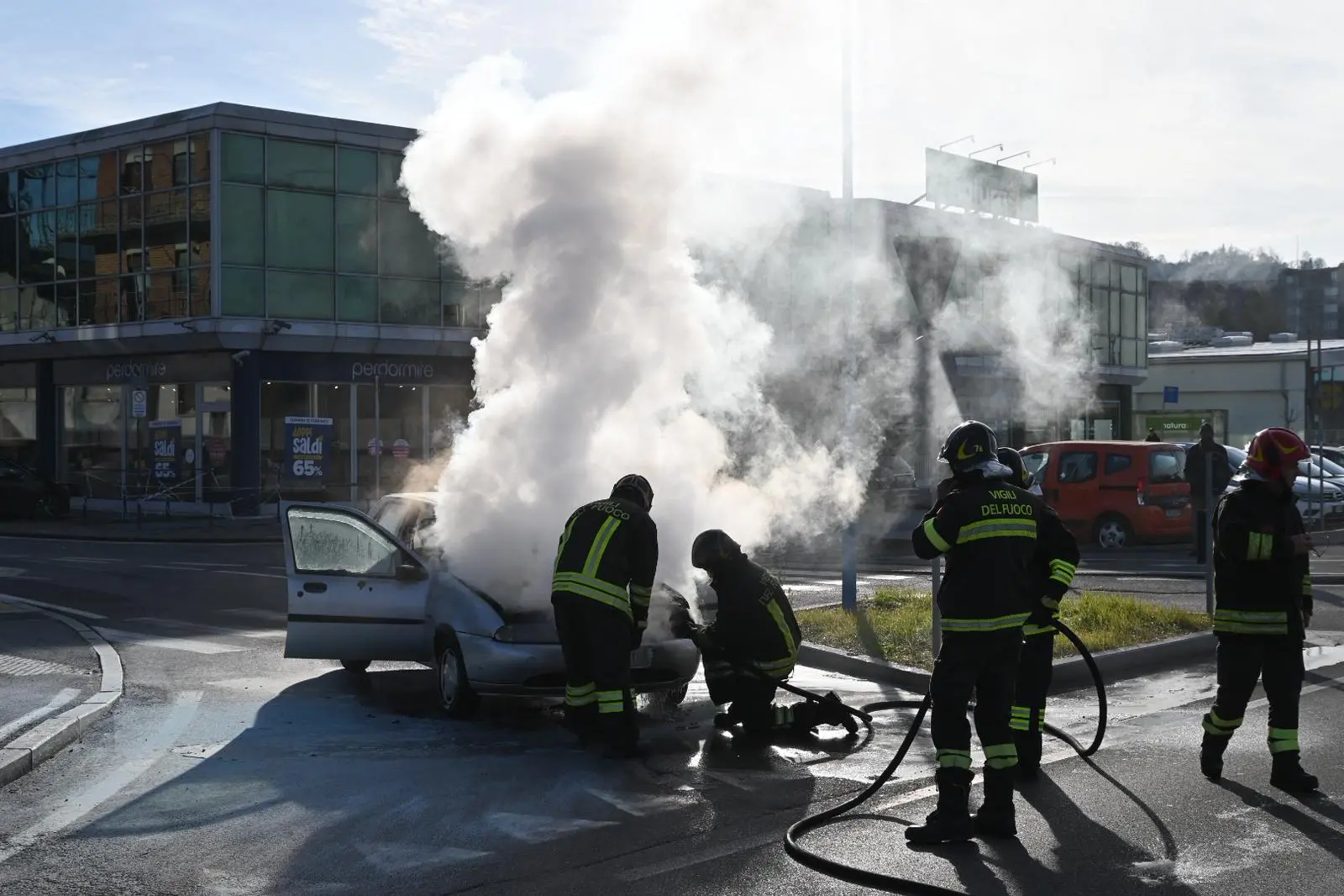 L'auto in fiamme in via Triumplina