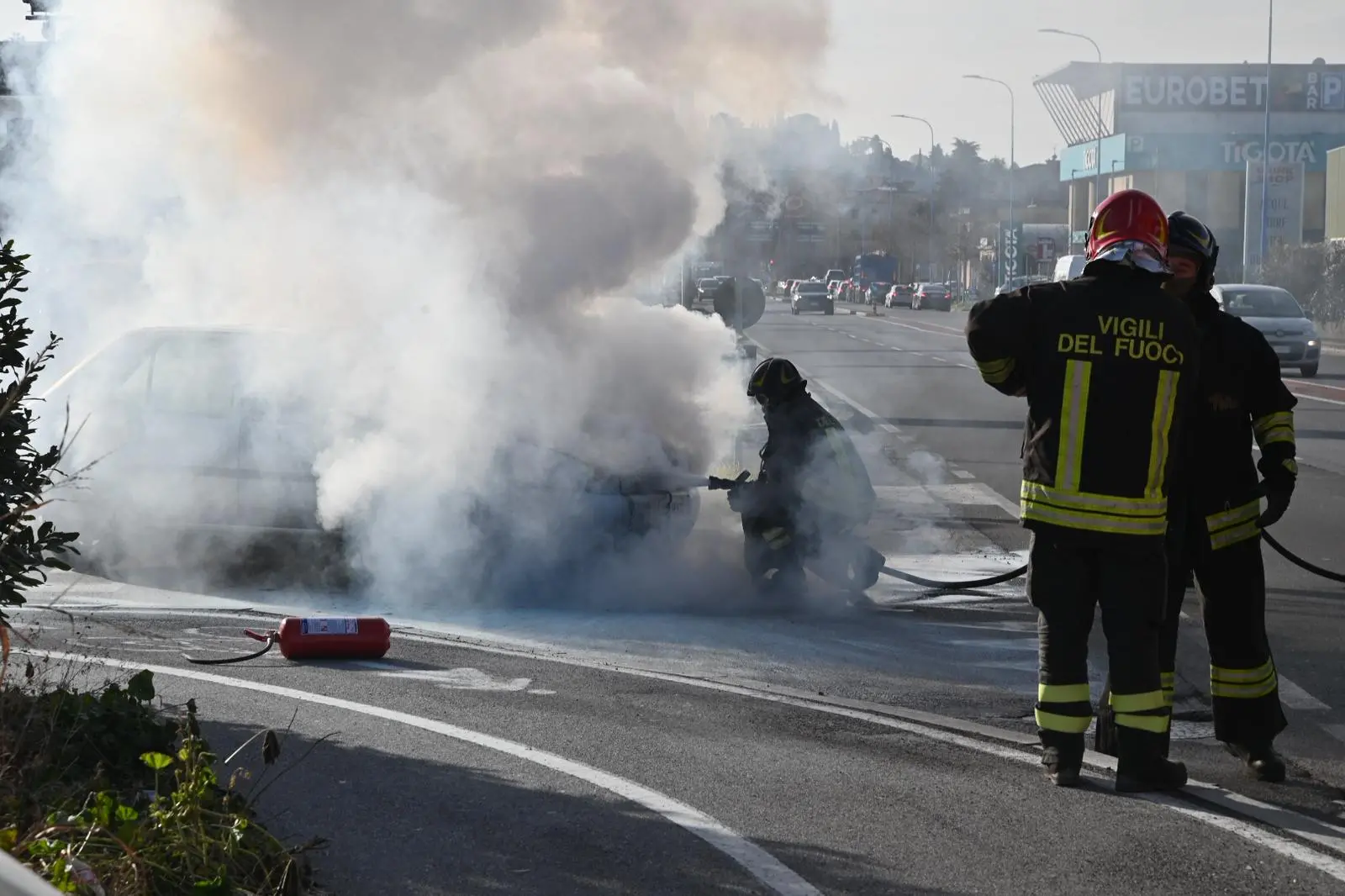 L'auto in fiamme in via Triumplina