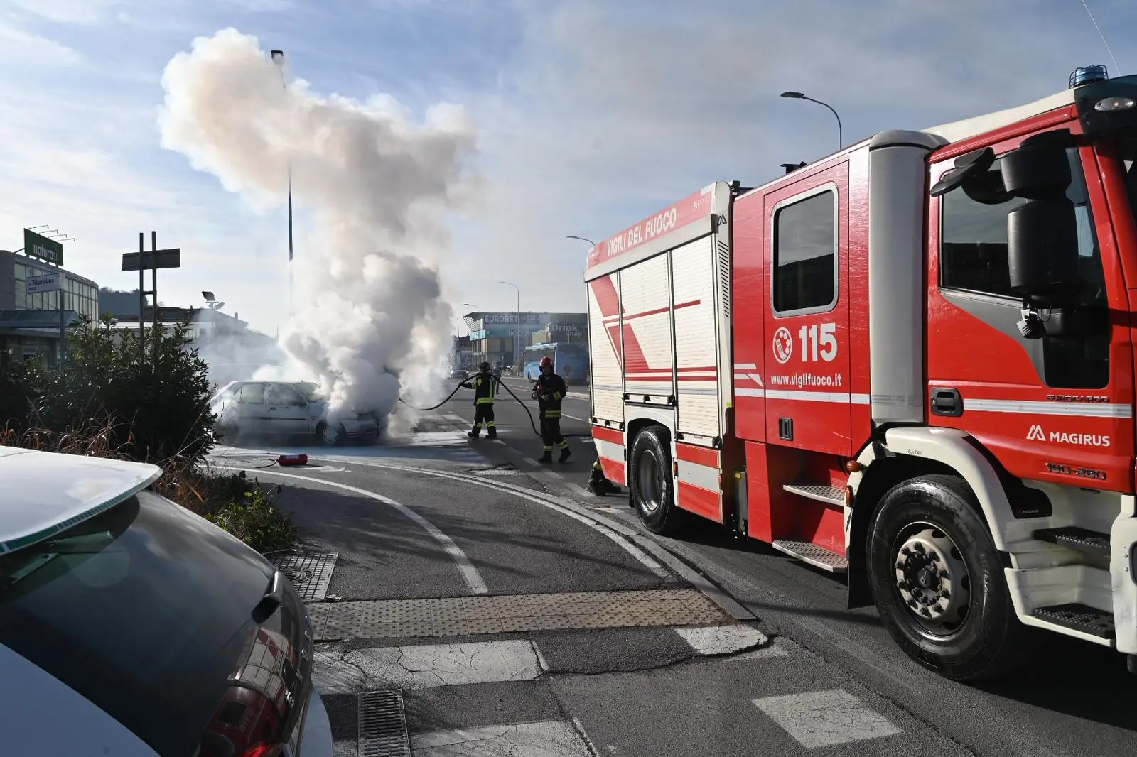 L'auto in fiamme in via Triumplina