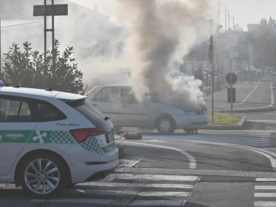 L'auto in fiamme in via Triumplina