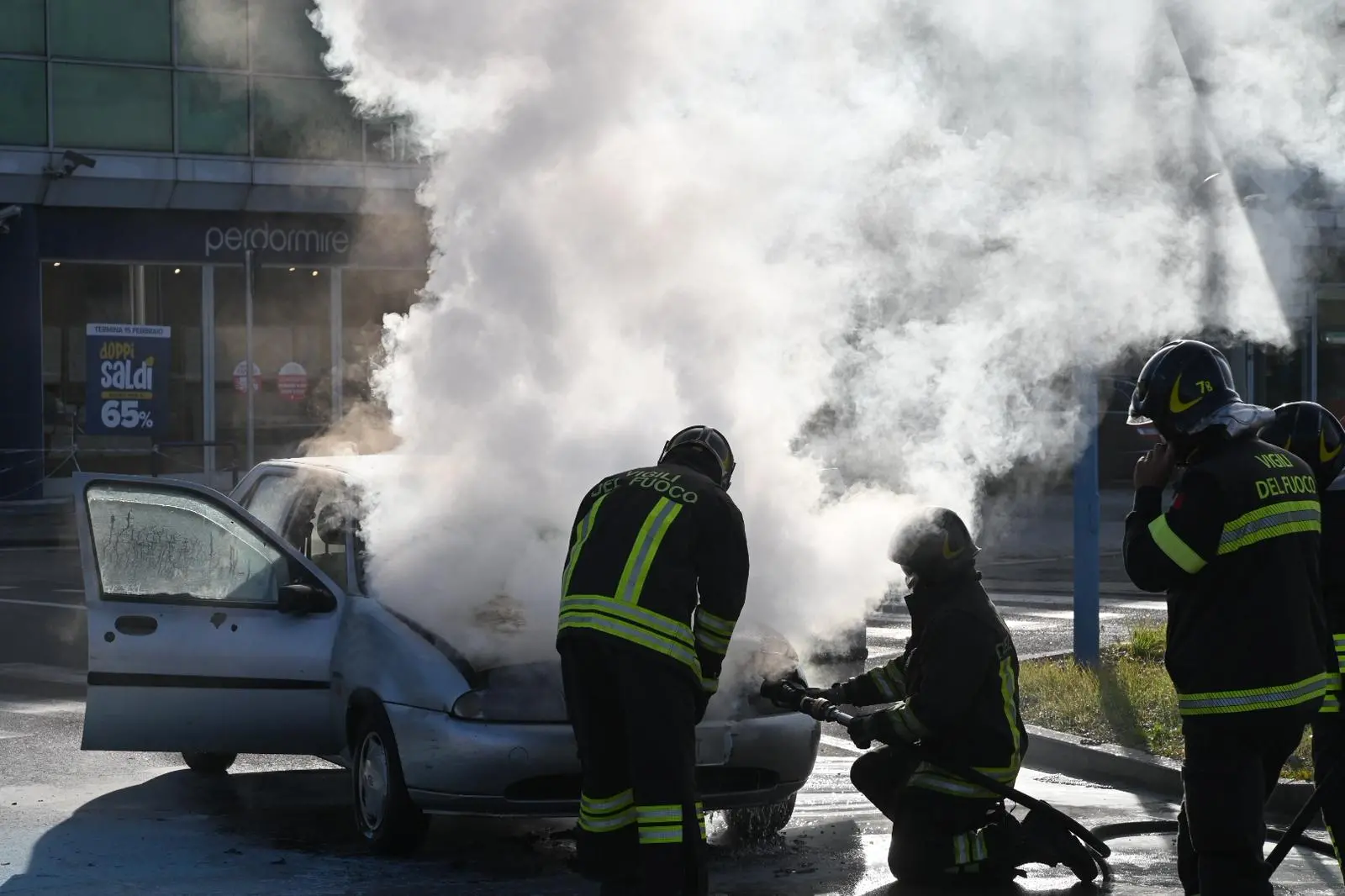 L'auto in fiamme in via Triumplina