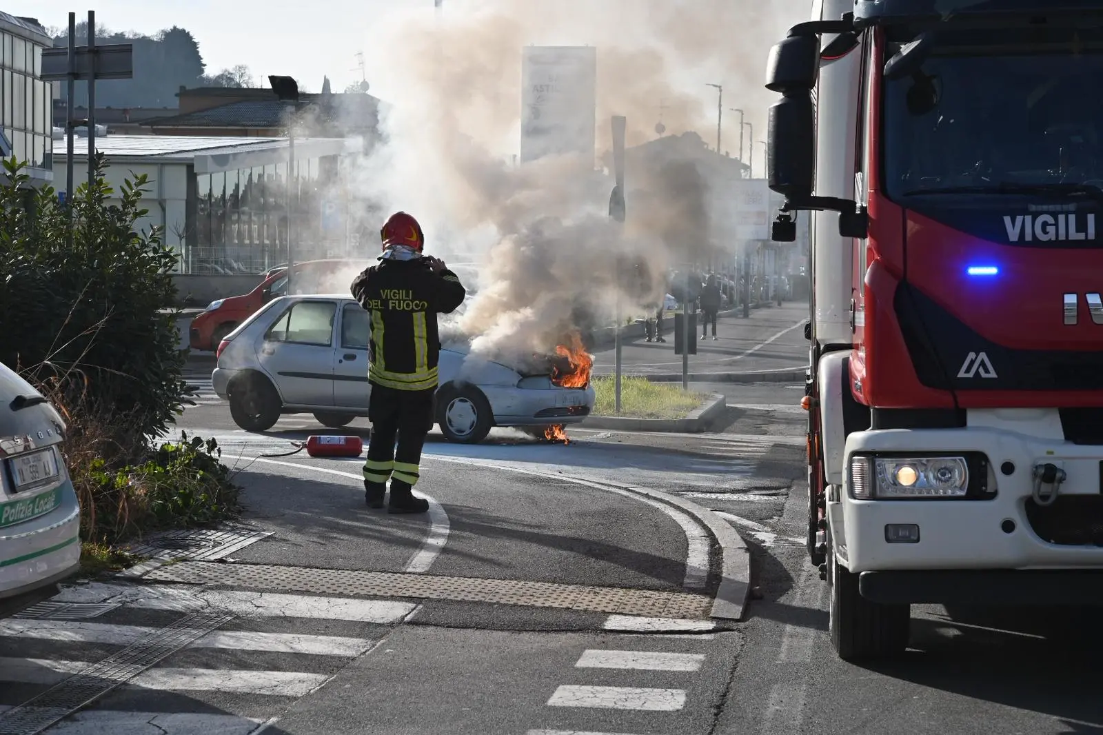L'auto in fiamme in via Triumplina