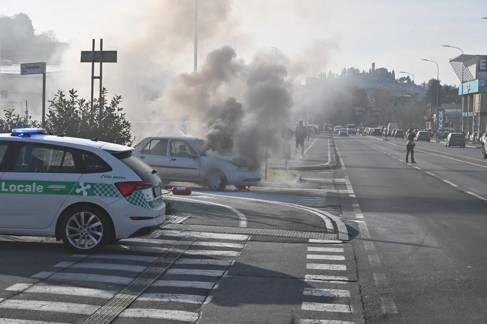 L'auto in fiamme in via Triumplina