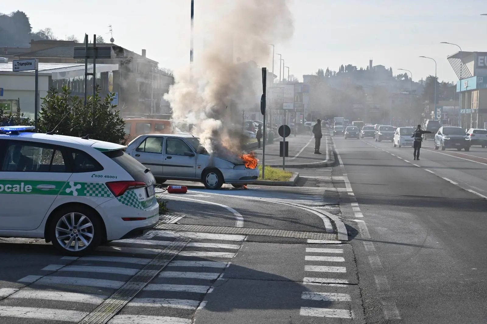 L'auto in fiamme in via Triumplina