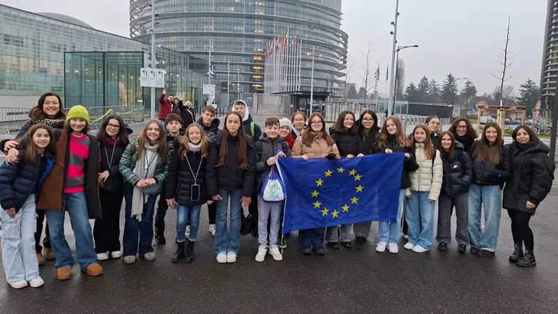 Gli studenti fuori dal Parlamento a Strasburgo - © www.giornaledibrescia.it