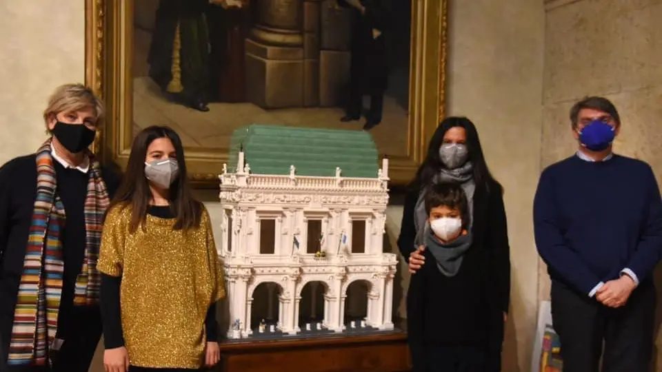 Sara Duse con i figli e il primo cittadino Emilio Del Bono - © www.giornaledibrescia.it