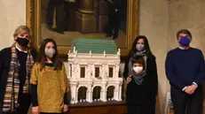 Sara Duse con i figli e il primo cittadino Emilio Del Bono - © www.giornaledibrescia.it