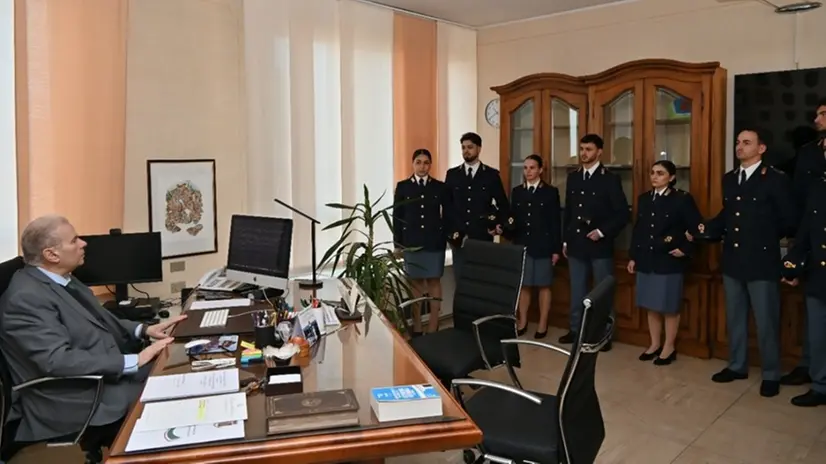 Alcuni nuovi agenti davanti al questore Sartori