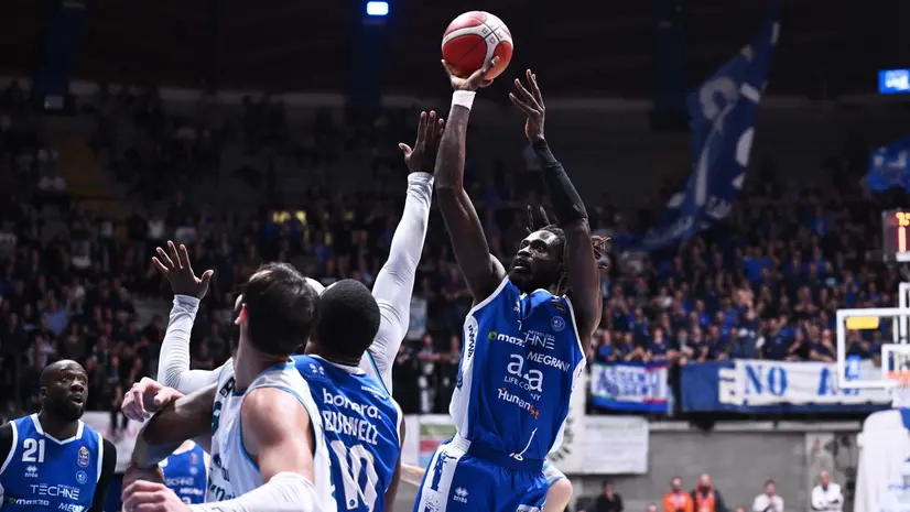 Ndour al tiro contro Cantù - © www.giornaledibrescia.it