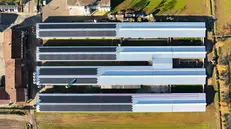 I lavori per l’installazione di un impianto fotovoltaico in una grande azienda agricola bresciana