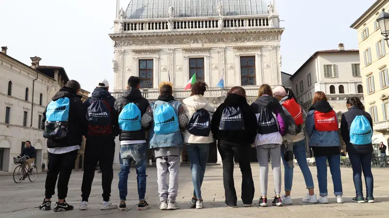 Studenti della Scuola Bottega in piazza Loggia - © www.giornaledibrescia.it