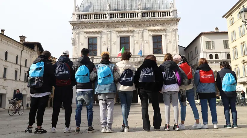 Studenti della Scuola Bottega in piazza Loggia - © www.giornaledibrescia.it