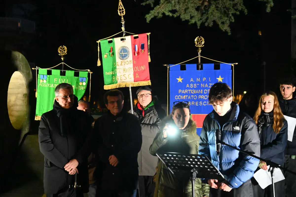 La fiaccolata della memoria a Brescia