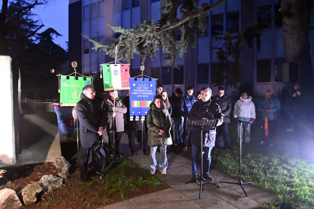 La fiaccolata della memoria a Brescia