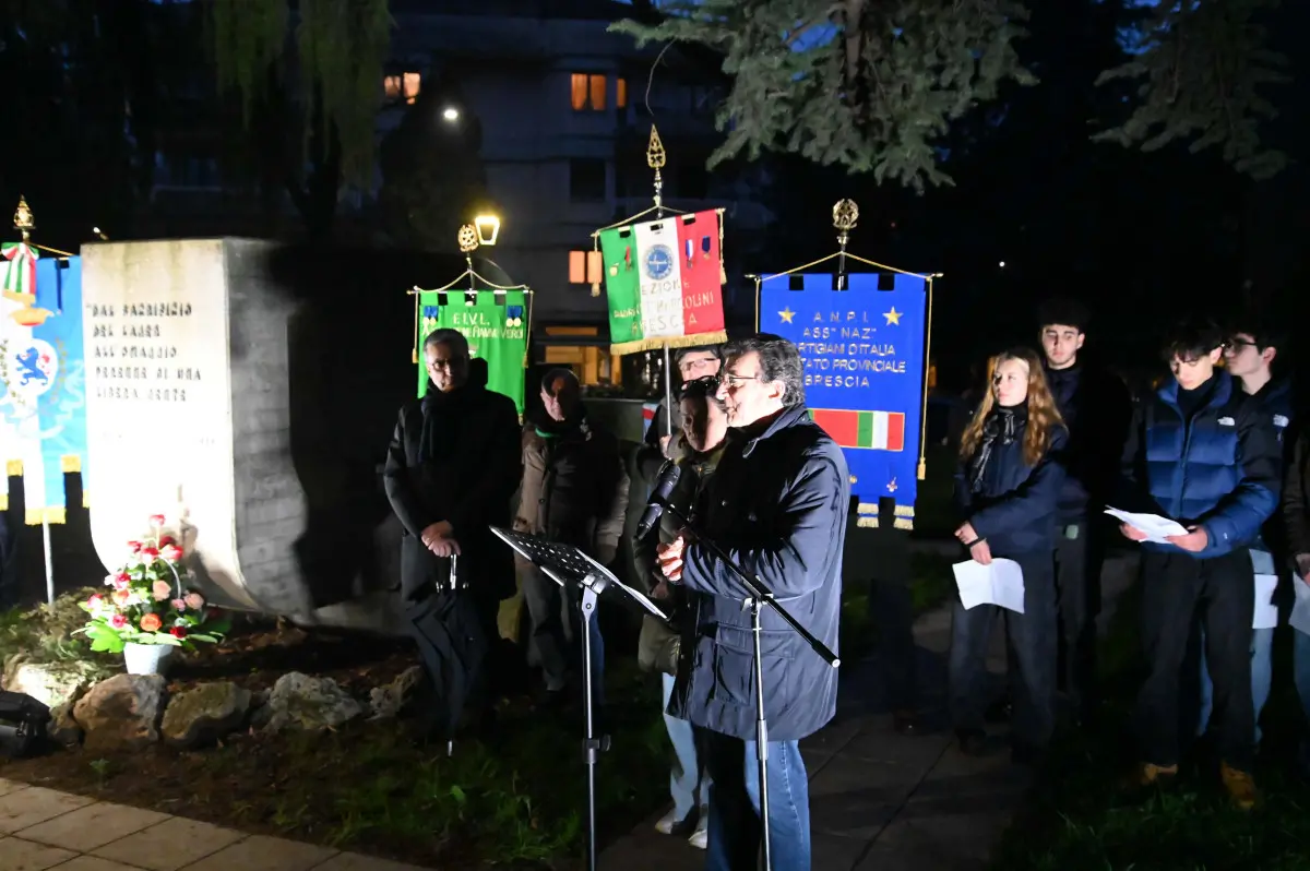 La fiaccolata della memoria a Brescia