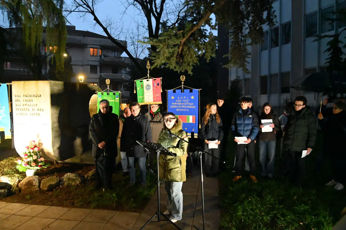 La fiaccolata della memoria a Brescia