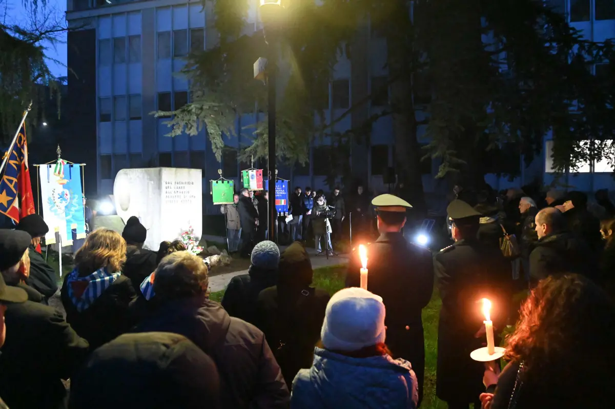 La fiaccolata della memoria a Brescia