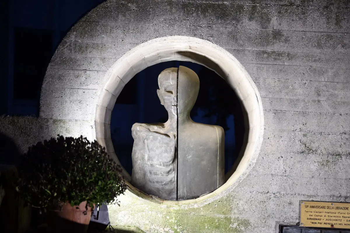 La fiaccolata della memoria a Brescia