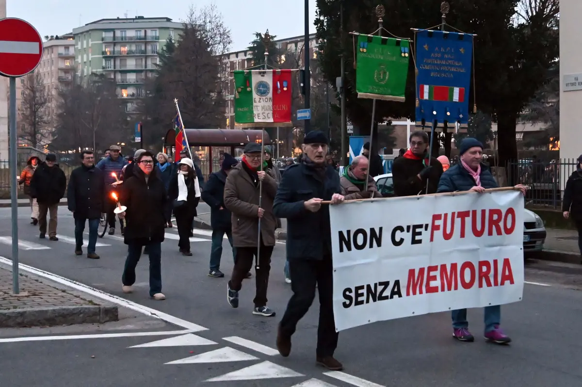 La fiaccolata della memoria a Brescia