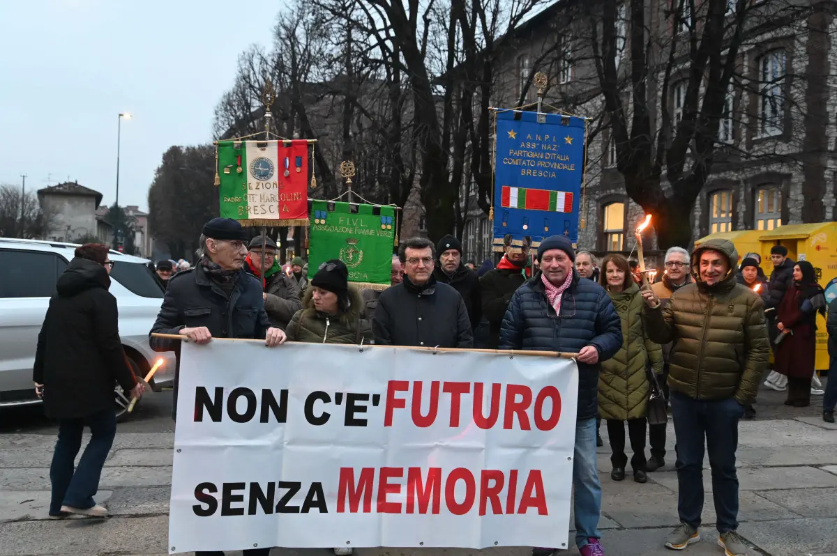 La fiaccolata della memoria a Brescia