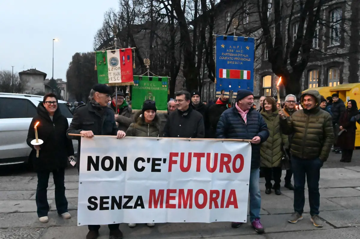 La fiaccolata della memoria a Brescia
