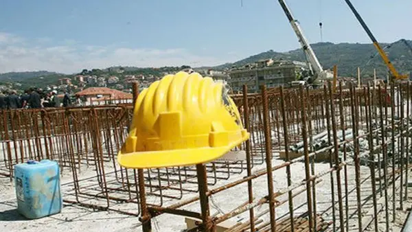 Un caschetto in un cantiere - © www.giornaledibrescia.it