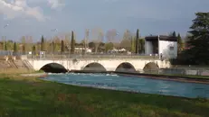 Uno degli edifici che regola la portata del lago